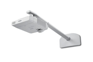 מקרן Epson EB-L210SF מותקן על זרוע קיר