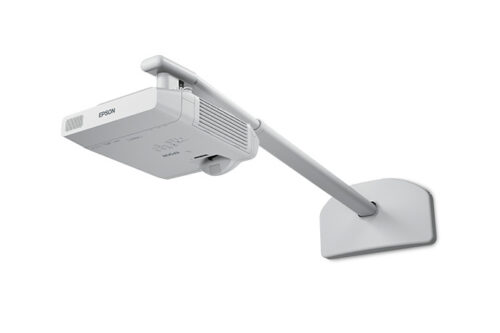 מקרן Epson EB-L210SF מותקן על זרוע קיר